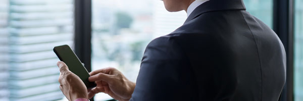 スマートフォンで検索するビジネスパーソン