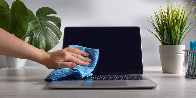 ノートパソコンの画面を拭いているイメージ