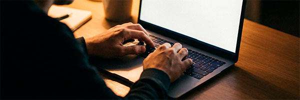 夜間も稼働するWebサイト